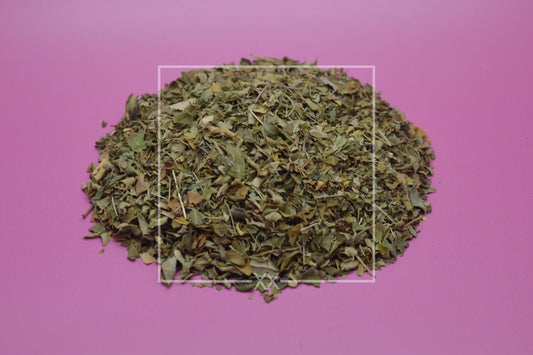 Moringa oleifera Blätter zerkleinert